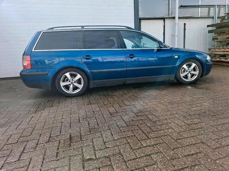 Gebraucht VW Passat 131 PS (96 kW) 2001 Blau Kombi