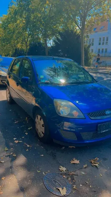 Gebraucht Ford Fiesta Ambiente 82 PS (60 kW) 2008 Blau Kleinwagen