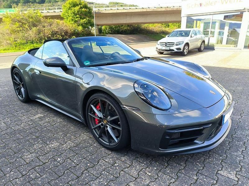 Grün Gebraucht 2024 Porsche 911 Carrera 4 GTS Cabrio | 174.999 € (Fairer Preis) - Bild 1/4