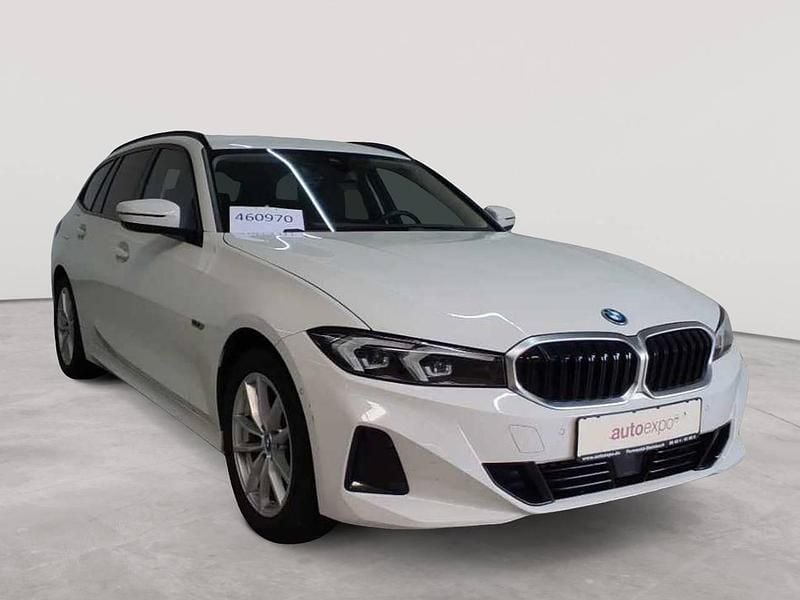 Alpinweiß Gebraucht 2022 BMW 330e Sport Line Kombi | 31.390 € (Guter Preis) - Bild 1/4