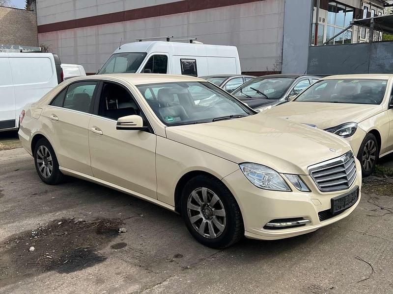 Gebraucht Mercedes E200 136 PS (100 kW) 2013 Hellelfenbein Limousine