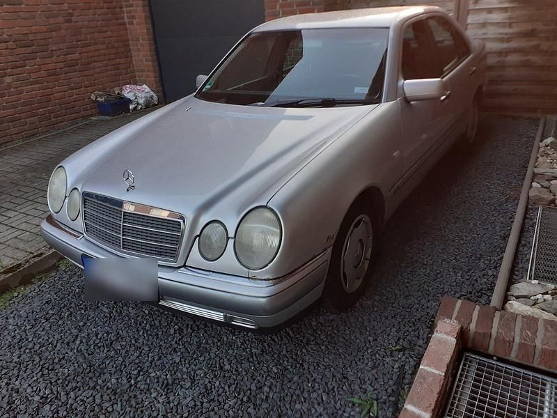 Silber Gebraucht 1999 Mercedes E200 Limousine | 2.400 € (Guter Preis) - Bild 1/4
