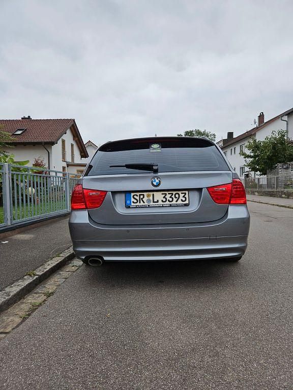 Gebraucht BMW 320 177 PS (130 kW) 2009 Grau Kombi