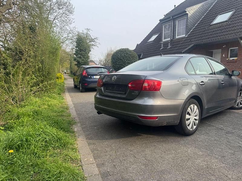 Gebraucht VW Jetta Comfortline 105 PS (77 kW) 2011 Grau Limousine