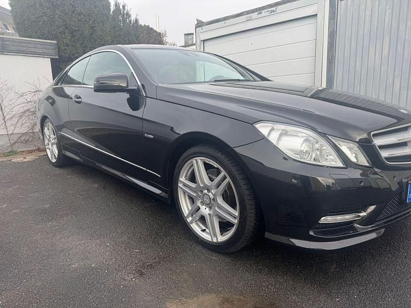 Gebraucht Mercedes E250 Avantgarde 204 PS (150 kW) 2011 Schwarz Coupé