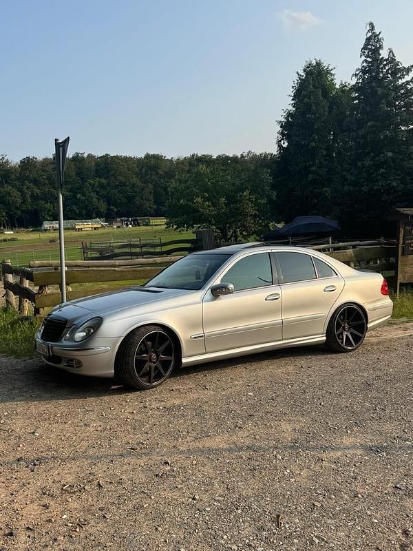 Silber Gebraucht 2004 Mercedes E320 AMG Limousine | 4.600 € - Bild 1/4