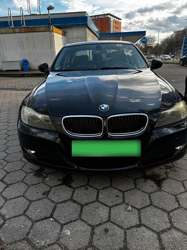 Gebraucht BMW 318 143 PS (105 kW) 2011 Schwarz Limousine