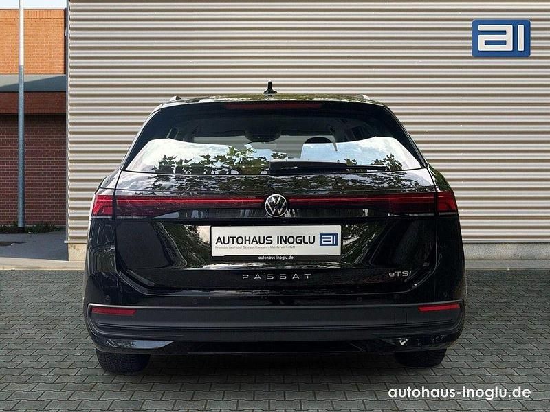 Gebraucht VW Passat R 150 PS (110 kW) 2024 Schwarz grenadillschwarz metallic (metallic) Kombi