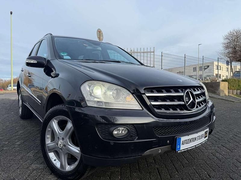Obsidianschwarz metalliclack Gebraucht 2006 Mercedes ML320 SUV | 10.990 € - Bild 1/4