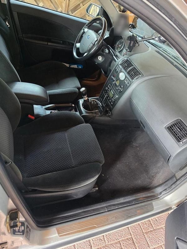 Gebraucht Ford Mondeo Ghia 116 PS (85 kW) 2001 Silber Kombi