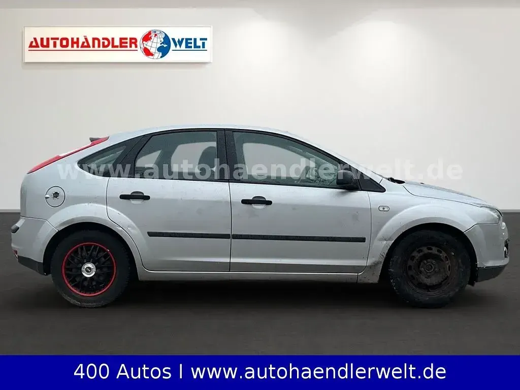 Usado Ford Focus Trend 80 CV (58 kW) 2005 Plateado Berlina