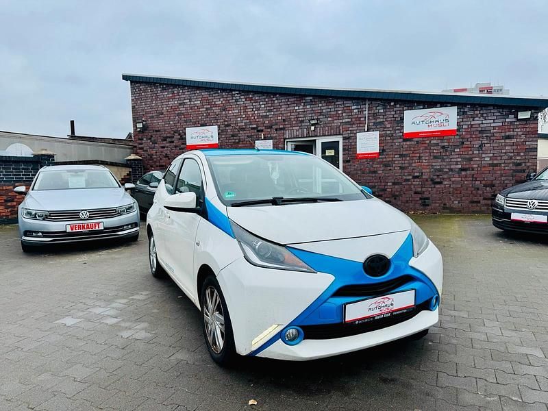 Weiß Gebraucht 2017 Toyota Aygo Kleinwagen | 2.988 € (Guter Preis) - Bild 1/4