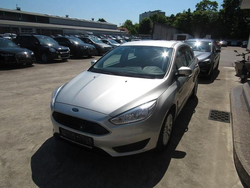 Gebraucht Ford Focus 101 PS (74 kW) 2018 Silber Limousine