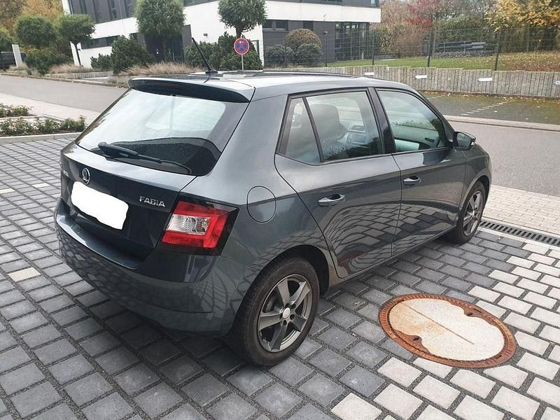 Gebraucht Skoda Fabia 60 PS (44 kW) 2017 Grau Limousine