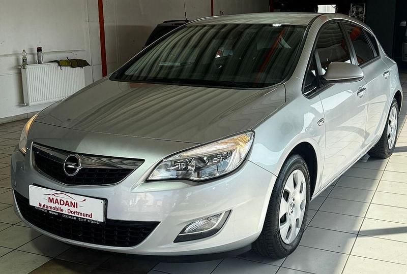 Gebraucht Opel Astra Edition 101 PS (74 kW) 2010 Silber Limousine