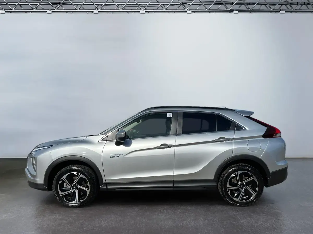 Używany Mitsubishi Eclipse Cross 188 KM (138 kW) 2024 Srebrny SUV
