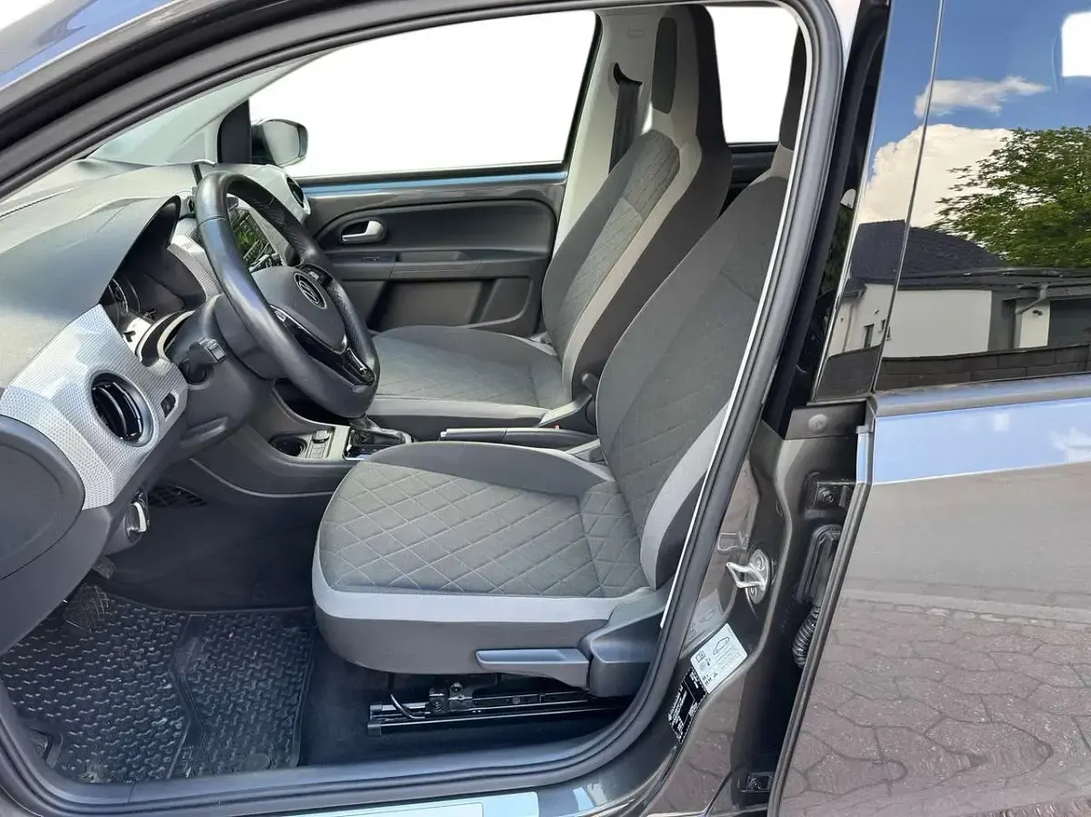 Gebraucht VW e-up! Style 61 kW (83 PS) 2022 Siliziumgrau metallic Kleinwagen