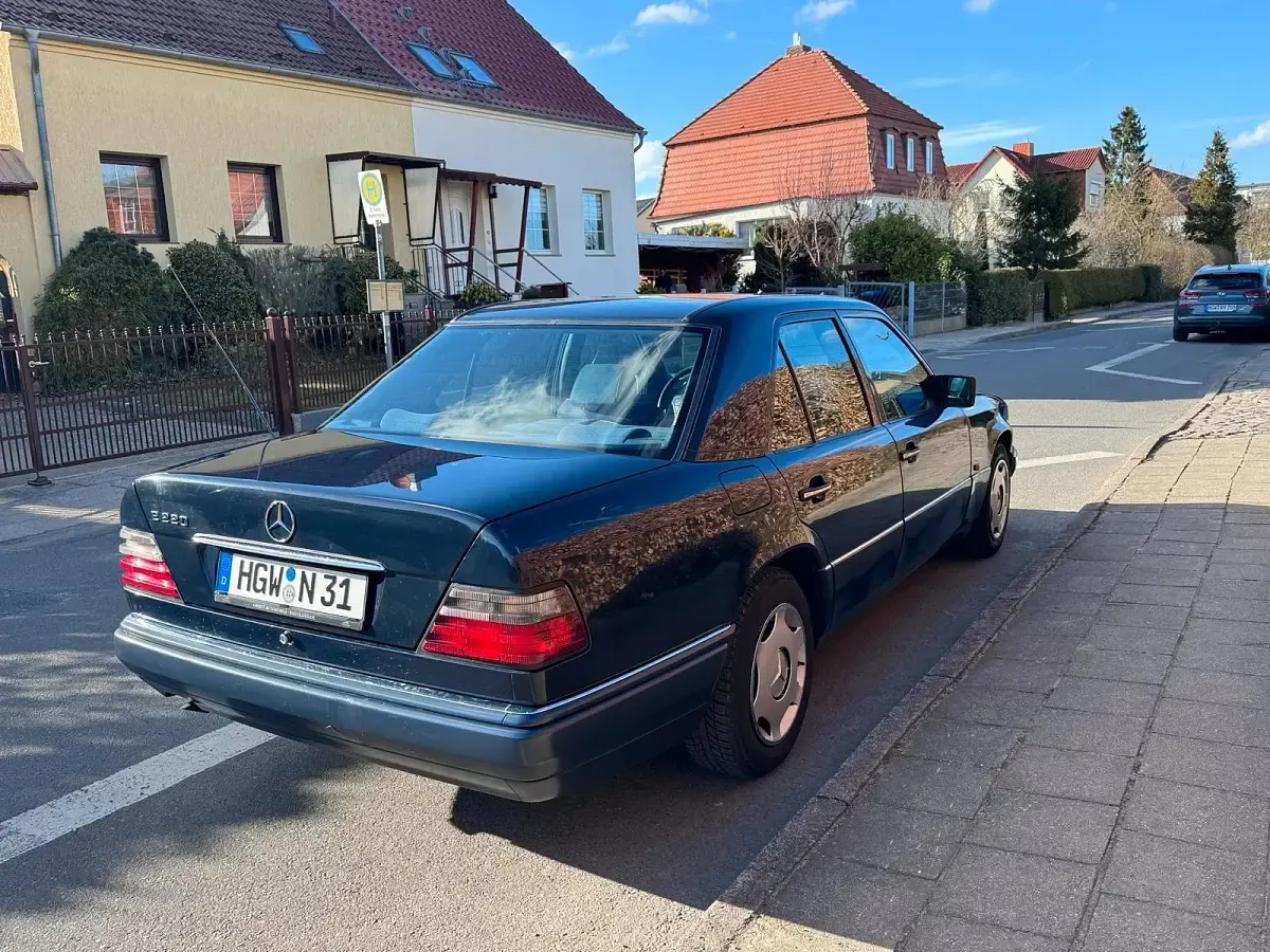 Gebraucht Mercedes E220 150 PS (110 kW) 1994 Blau Limousine