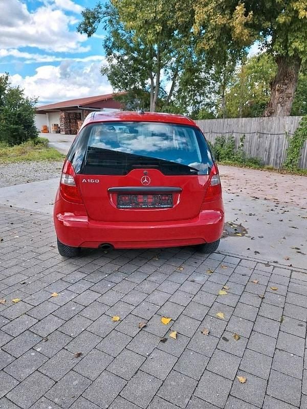 Używany Mercedes A160 95 KM (69 kW) 2010 Czerwony Sedan/Limuzyna
