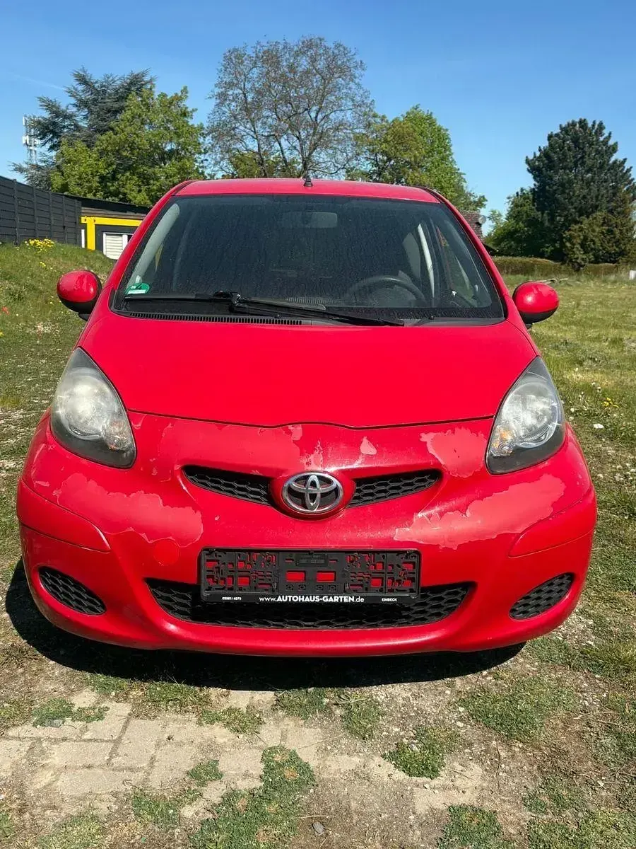 Gebraucht Toyota Aygo 68 PS (50 kW) 2011 Rot Kleinwagen