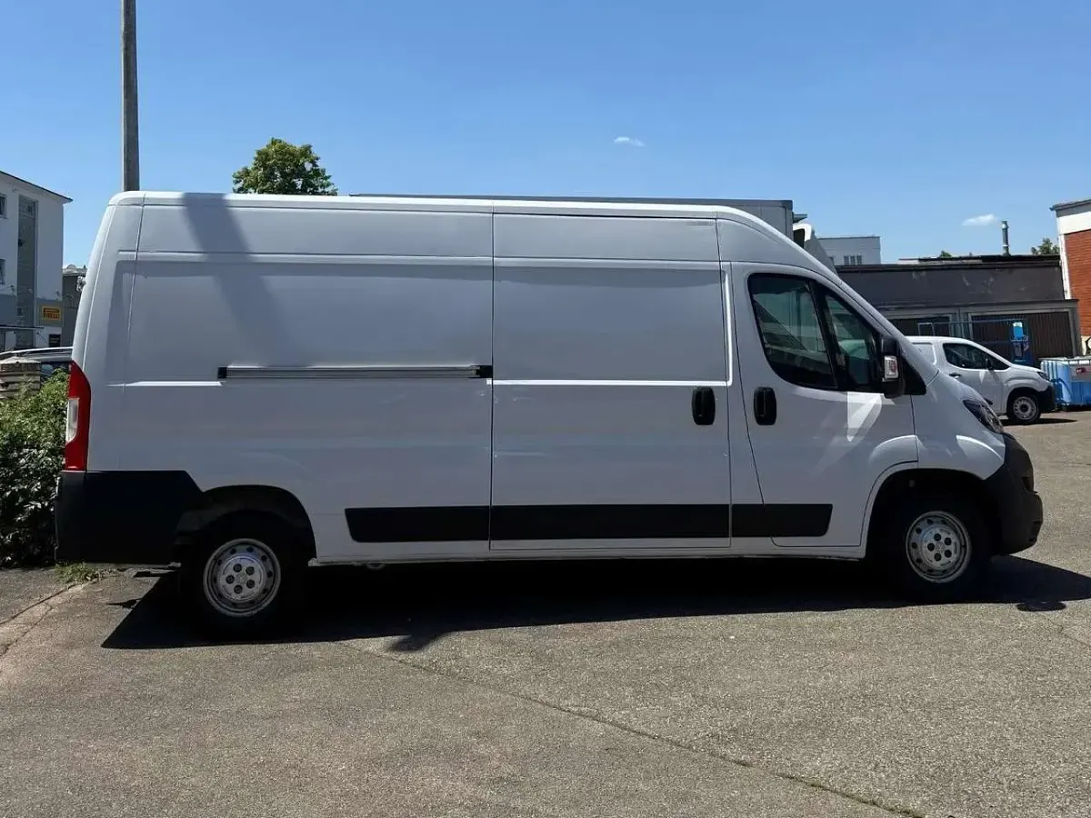 Gebraucht Peugeot Boxer Premium 140 PS (102 kW) 2022 Lackierung weiss icy/deckende Van
