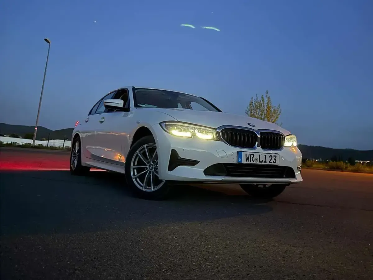Gebraucht BMW 320 190 PS (139 kW) 2022 Weiß Limousine