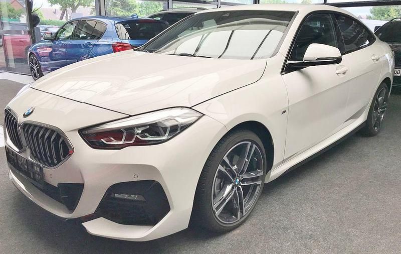 Weiß Gebraucht 2021 BMW 218 M Sport Limousine | 24.990 € - Bild 1/4