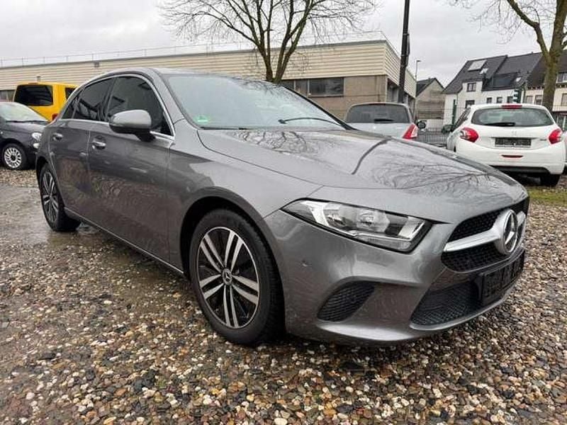 Grau (metallic) Gebraucht 2021 Mercedes A180 Limousine | 19.250 € (Guter Preis) - Bild 1/4