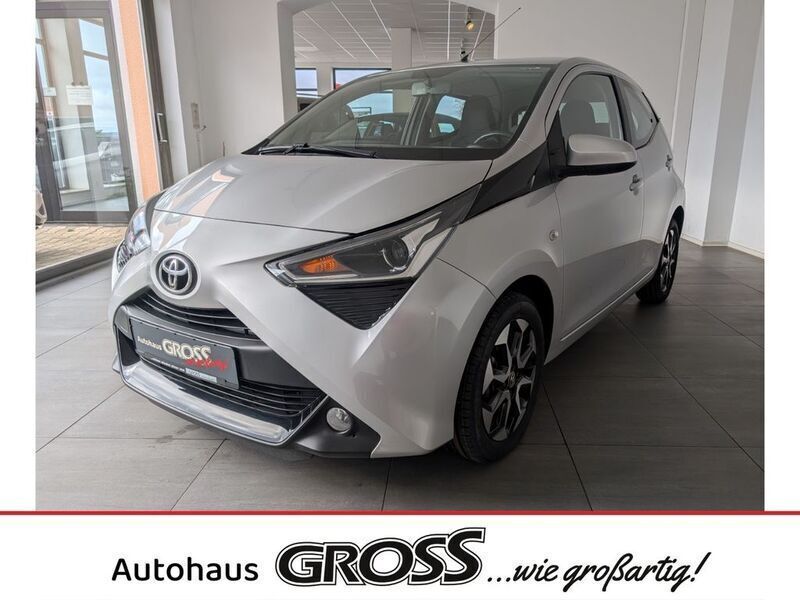 Silber Gebraucht 2019 Toyota Aygo X-play Kleinwagen | 12.090 € (Etwas zu teuer) - Bild 1/4