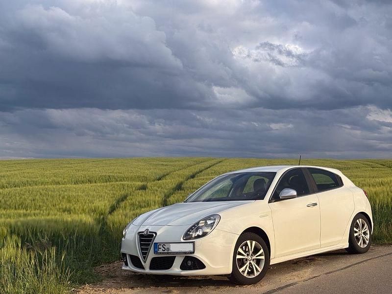 Weiß Gebraucht 2012 Alfa Romeo Giulietta Kleinwagen | 6.000 € (Etwas zu teuer) - Bild 1/4