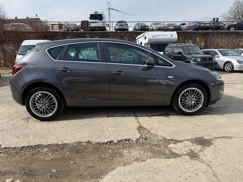 Gebraucht Opel Astra Innovation 140 PS (102 kW) 2011 Grau Limousine