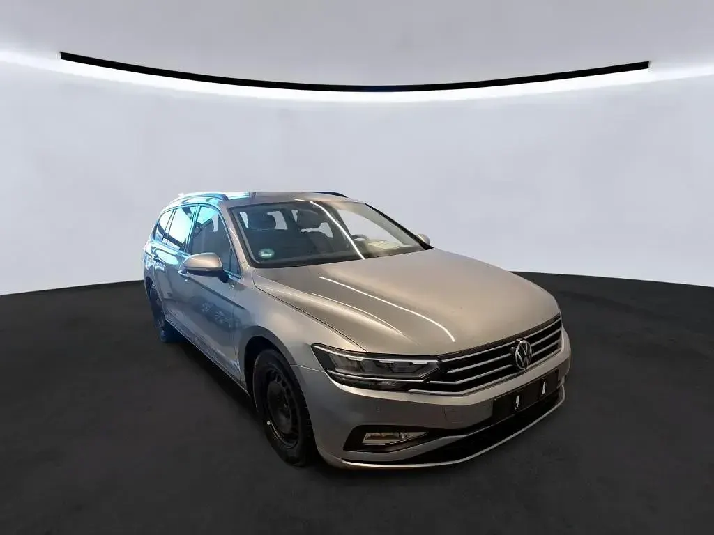 Gebraucht VW Passat Basis 122 PS (89 kW) 2021 Pyrit silber Kombi