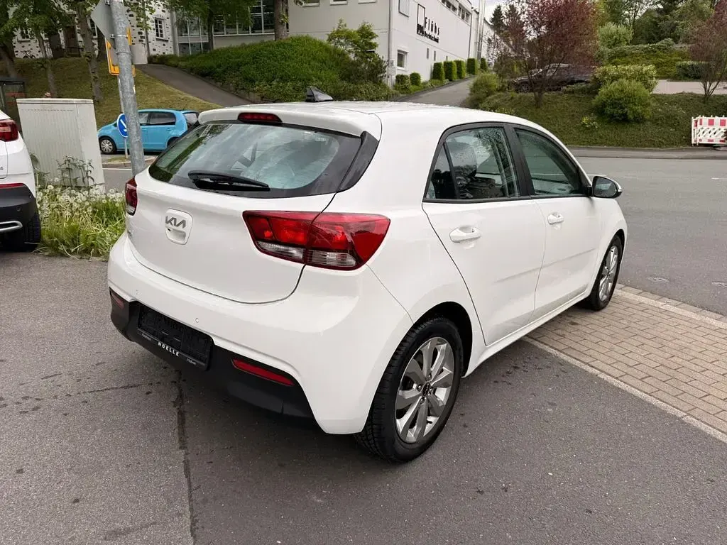 Gebraucht Kia Rio Vision 84 PS (61 kW) 2023 Weiß Limousine