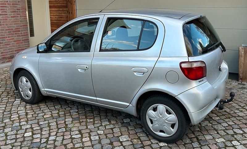 Gebraucht Toyota Yaris 68 PS (50 kW) 2001 Silber Kleinwagen