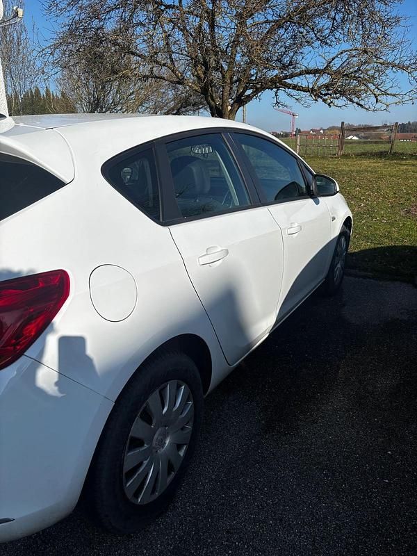 Second-hand Opel Astra 101 CP (74 kW) 2014 Alb Berlinǎ