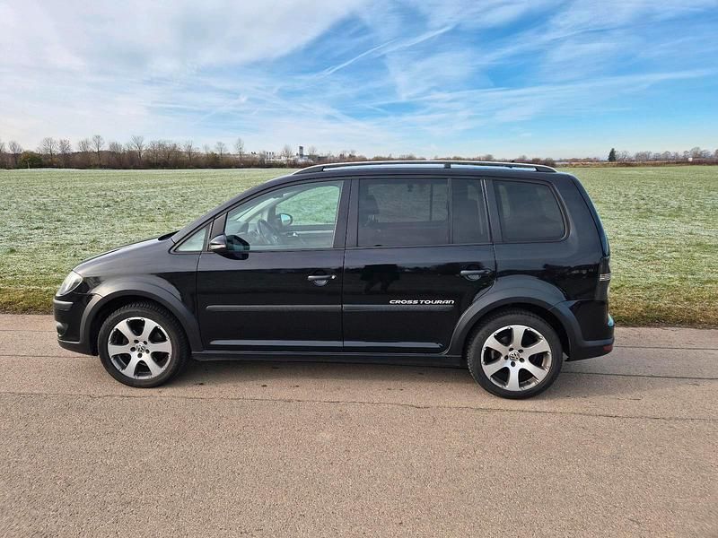 Schwarz Gebraucht 2009 VW Touran Cross Van / Kleinbus | 6.500 € (Fairer Preis) - Bild 1/4
