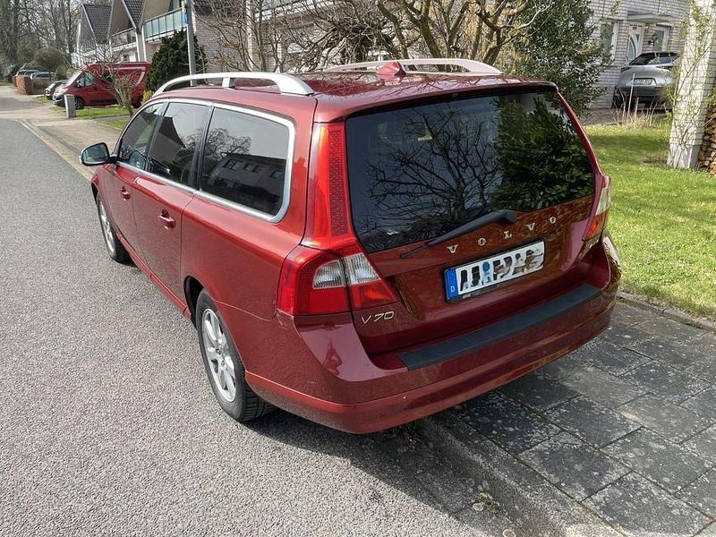 Gebraucht Volvo V70 Summum 231 PS (169 kW) 2010 Rot Kombi
