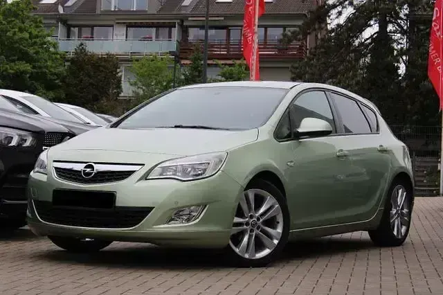 Usata Opel Astra Edition 140 CV (102 kW) 2012 Fresh mint Berlina