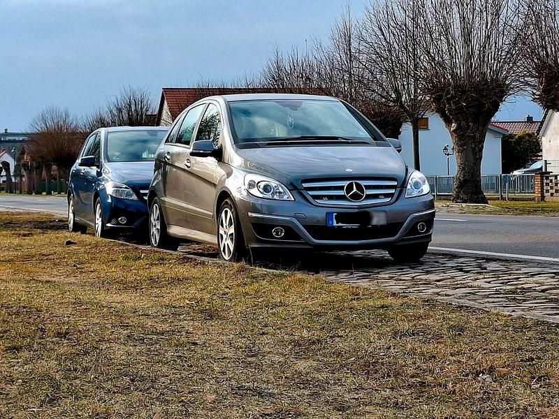 Gebraucht Mercedes B180 115 PS (84 kW) 2010 Silber Van / Kleinbus