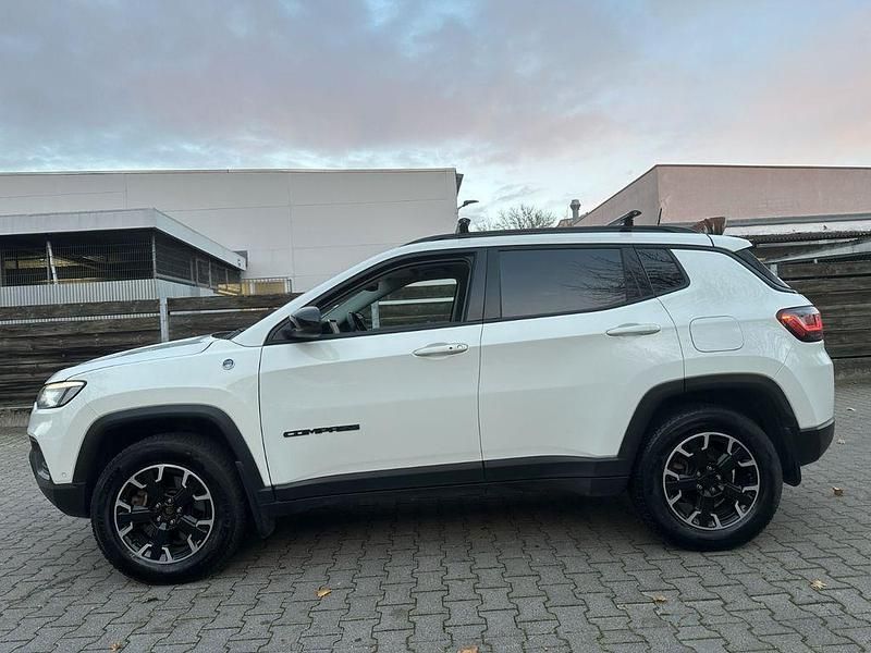 Gebraucht Jeep Compass Trailhawk 179 PS (131 kW) 2022 Weiß SUV