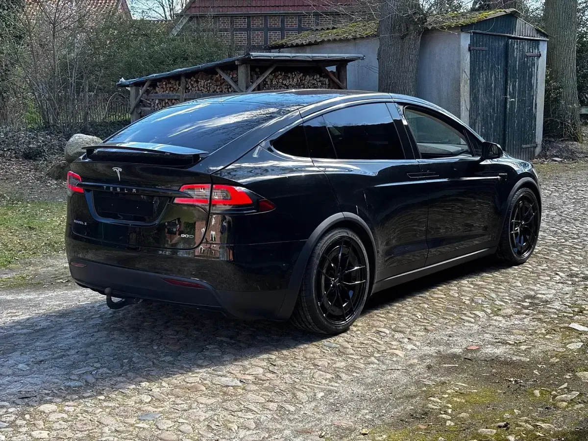 Second-hand Tesla Model X 386 kW (525 CP) 2017 Negru SUV