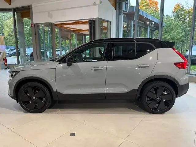 Neu Volvo XC40 Plus 163 PS (119 kW) 2025 Grau SUV