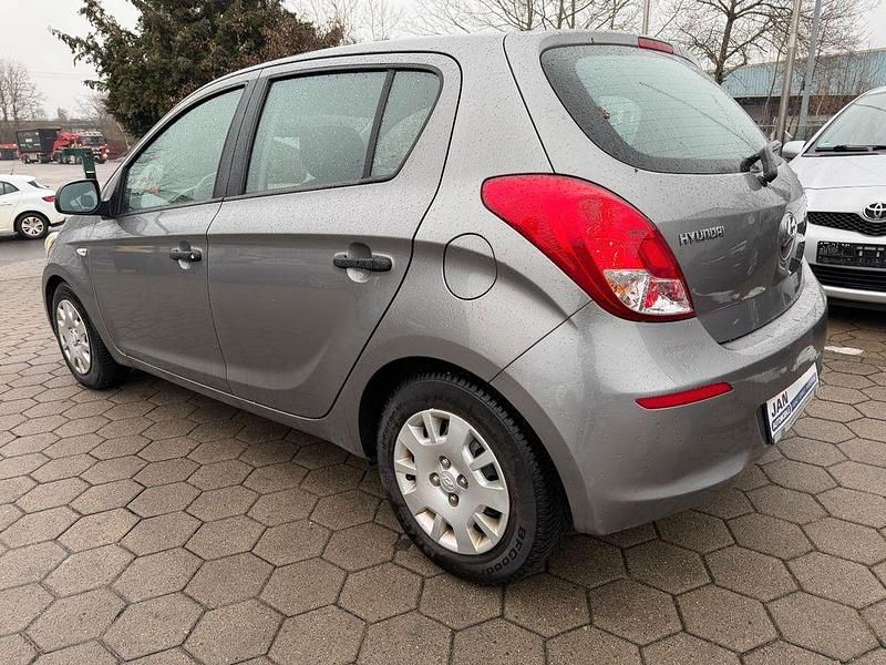 Gebraucht Hyundai i20 Trend 101 PS (74 kW) 2013 Grau Limousine