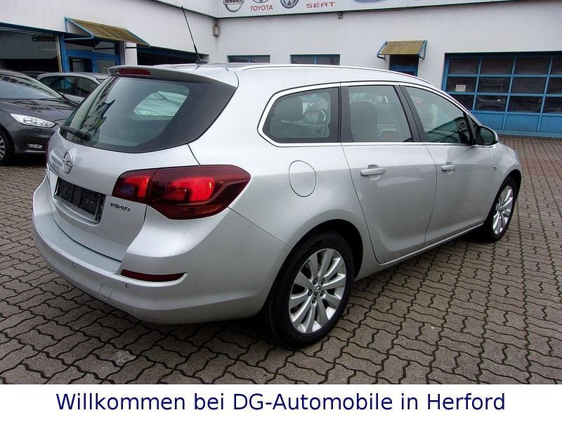 Gebraucht Opel Astra Innovation 179 PS (131 kW) 2011 Silber Kombi