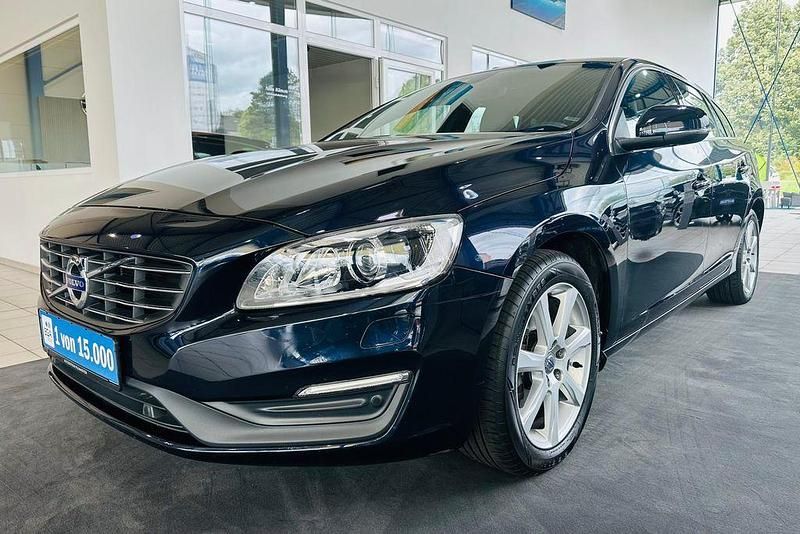 Blau Gebraucht 2018 Volvo V60 Momentum Kombi | 19.840 € (Fairer Preis) - Bild 1/4