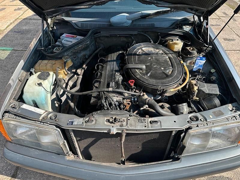 Gebraucht Mercedes 190 160 PS (117 kW) 1989 Silber Limousine