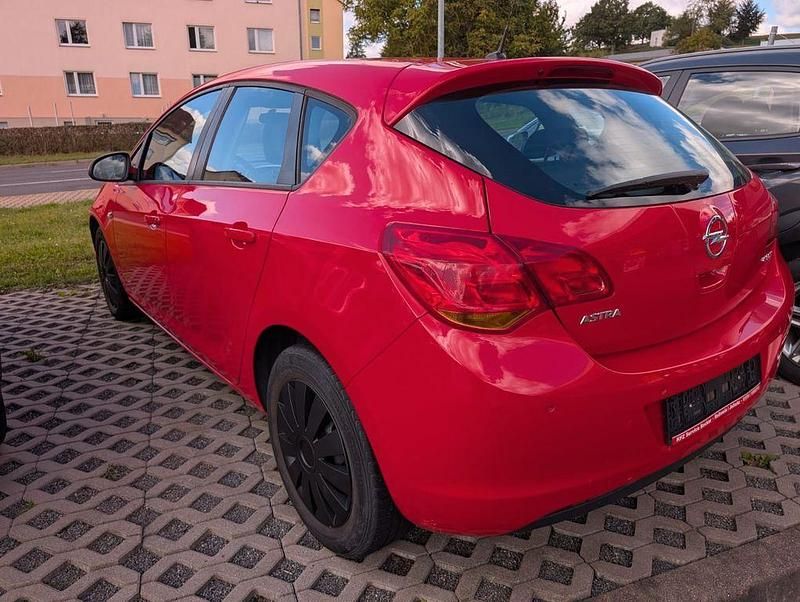 Gebraucht Opel Astra Edition 87 PS (63 kW) 2010 Rot Limousine
