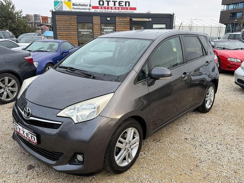 Grau Gebraucht 2012 Toyota Verso-S Club Van / Kleinbus | 4.290 € (Guter Preis) - Bild 1/4