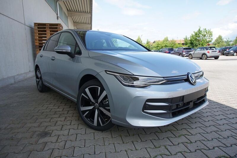Oyster silver metallic Neu 2025 VW Golf VIII Life Limousine | 28.890 € (Superpreis) - Bild 1/4