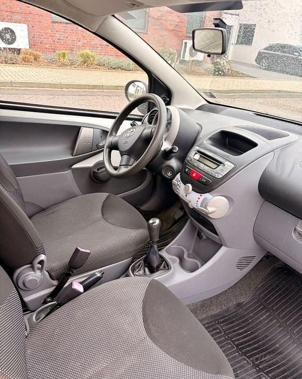 Gebraucht Toyota Aygo 68 PS (50 kW) 2010 Weiß Kleinwagen